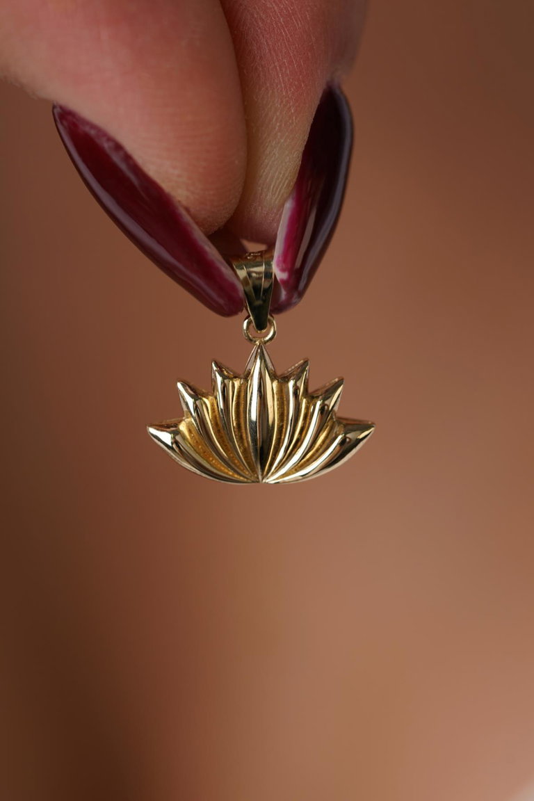 14 Ayar Altın Mini Lotus Çiçeği Kolye Ucu